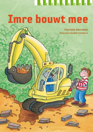 Imre kijt naar een gele graafmachine en bouwt mee.